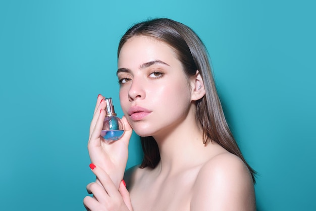 Jonge mooie vrouw ruikende parfum sensuele vrouw met fles parfum schoonheid portret vrouwelijke perf