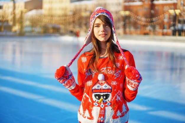 Jonge mooie vrouw schaatsen winter mensen