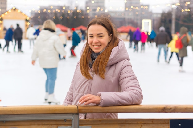 Jonge mooie vrouw schaatsen