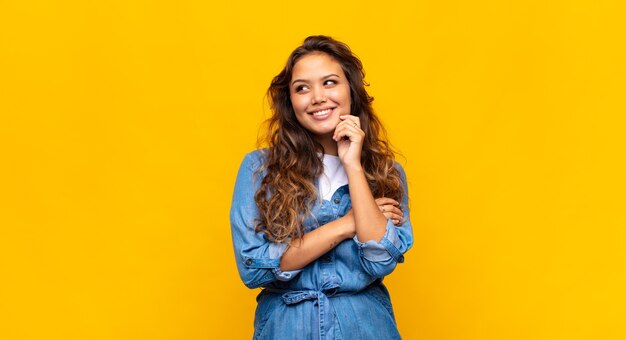 jonge mooie vrouw tegen geïsoleerde achtergrond