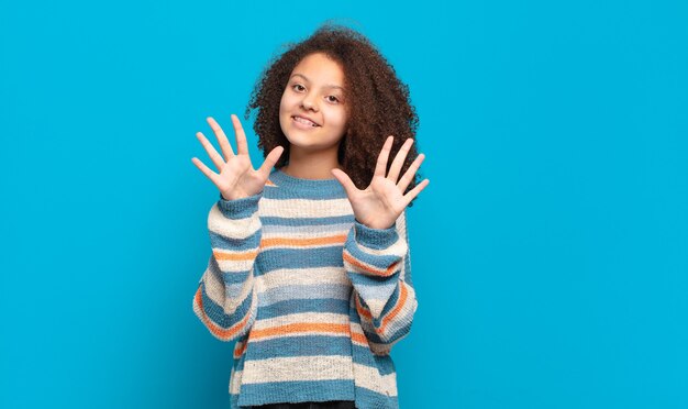 jonge mooie vrouw tegen geïsoleerde muur