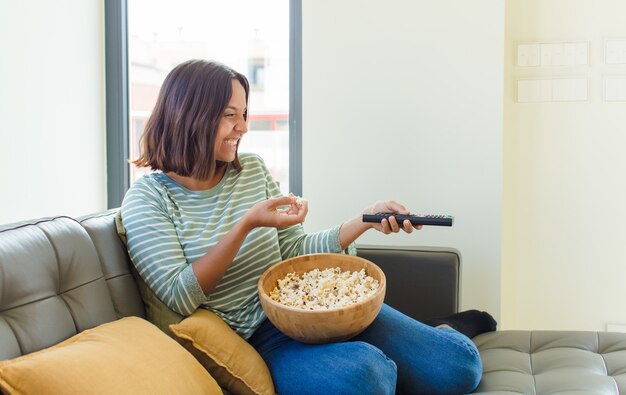 Jonge mooie vrouw thuis tv-kijken