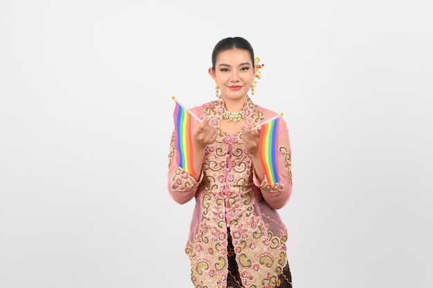 Jonge mooie vrouw verkleedt zich in de lokale cultuur in de zuidelijke regio met regenboogvlag