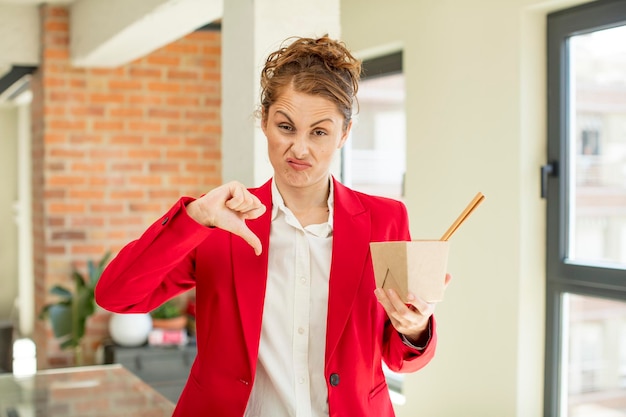 Foto jonge mooie vrouw voelt crossshowing duim omlaag ramen noedels concept