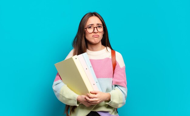 Jonge mooie vrouw voelt zich verdrietig en zeurt met een ongelukkige blik, huilt met een negatieve en gefrustreerde houding