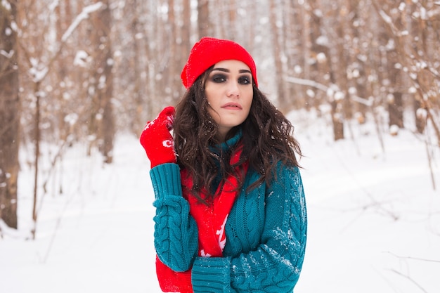 Jonge mooie vrouw wandelen in besneeuwde park