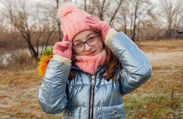 Foto jonge mooie vrouw winter kleding dragen. tiener in een jasje en een hoed.