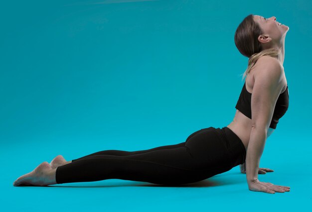 Foto jonge mooie vrouw yoga pose