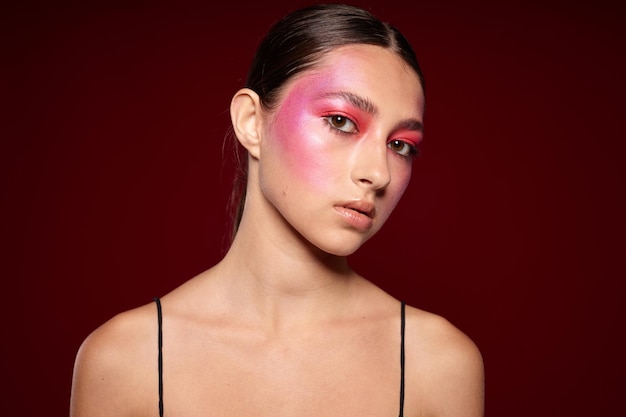 Jonge mooie vrouw zwart t-shirt roze make-up cosmetica mode bijgesneden weergave ongewijzigd