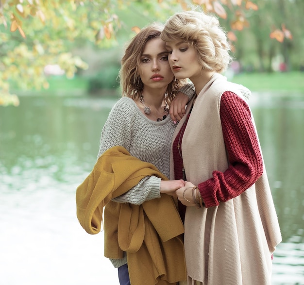 Jonge mooie vrouwen bij het meer Glamour mode portret