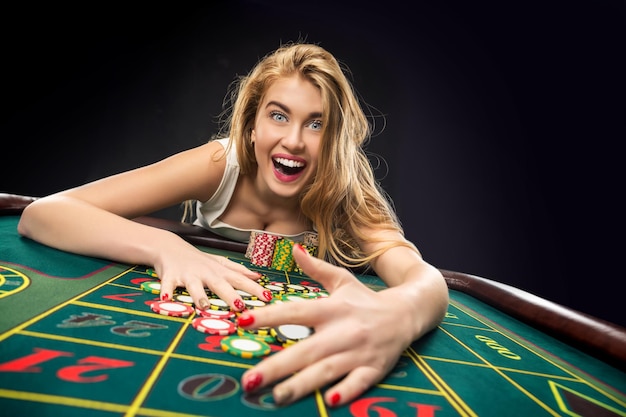 Jonge mooie vrouwen die roulette spelen winnen in het casino