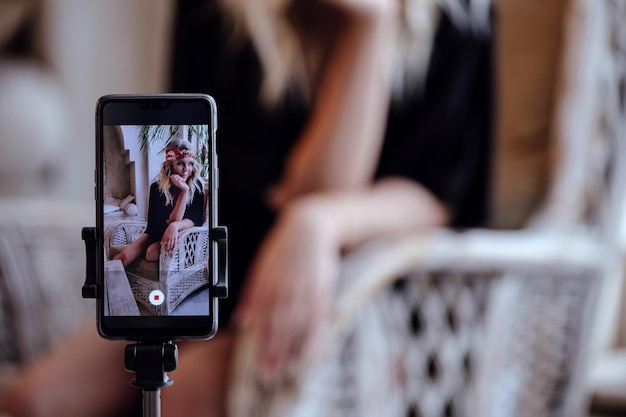 Jonge mooie vrouwen maken op afstand foto's van zichzelf met selfiestick-poses in de Marokkaanse Studio Room