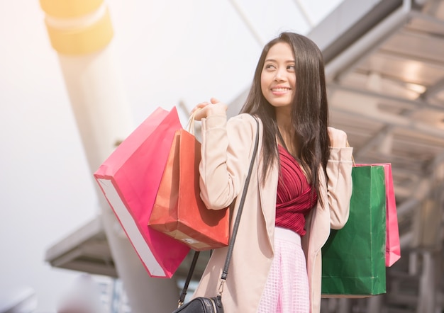 jonge mooie vrouwen winkelen