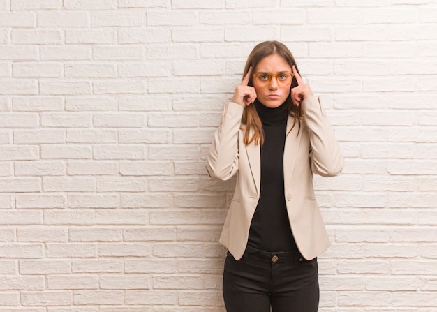 Jonge mooie zakelijke ondernemer vrouw doet een concentratie gebaar