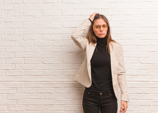 Jonge mooie zakelijke ondernemer vrouw moe en erg slaperig