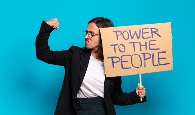 Foto jonge mooie zakenvrouw activist