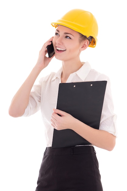 Jonge mooie zakenvrouw architect in bouwer helm praten via de telefoon geïsoleerd op witte achtergrond