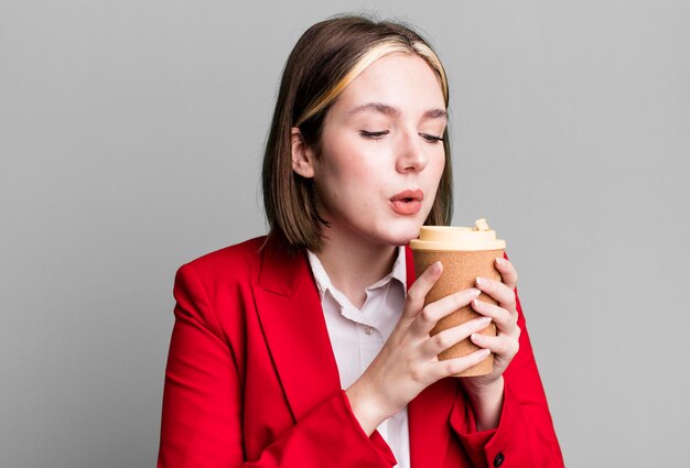 Jonge mooie zakenvrouw met een afhaalkoffie