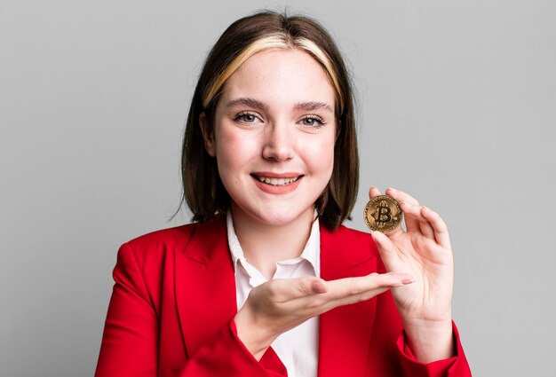 Jonge mooie zakenvrouw met een bitcoin