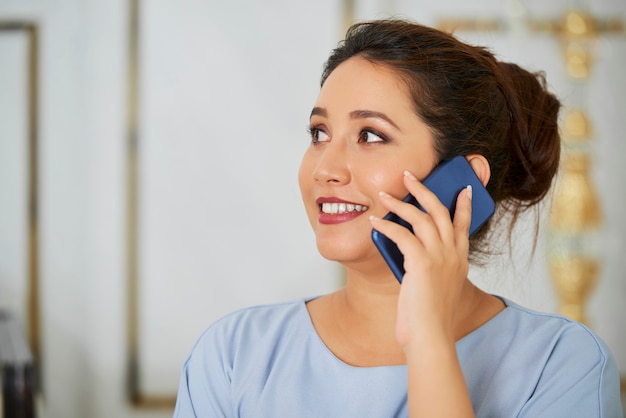 Jonge mooie zakenvrouw praten over de telefoon