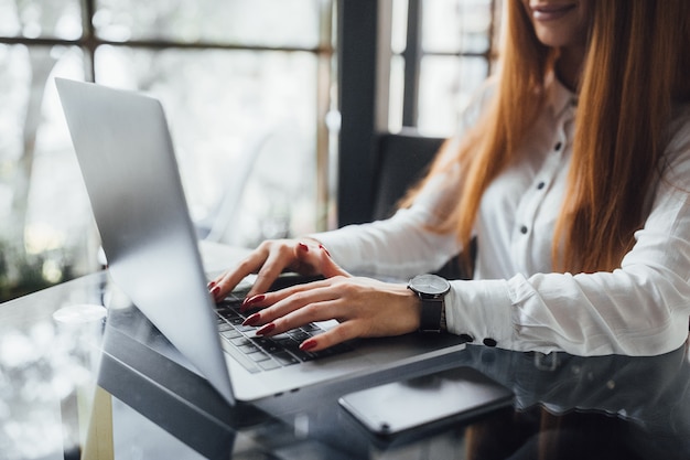 Jonge mooie zakenvrouw zitten in het café en chatten