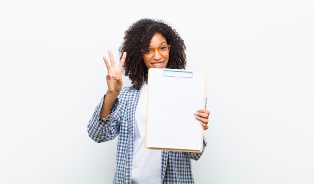 Jonge mooie zwarte vrouw met een vel papier