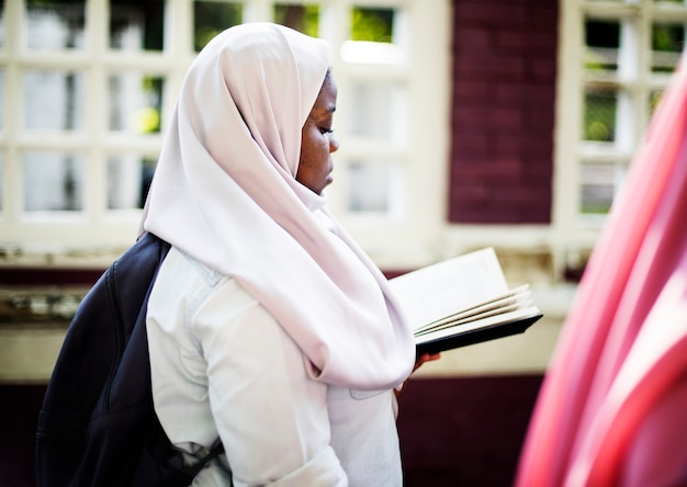 Foto jonge moslimstudent