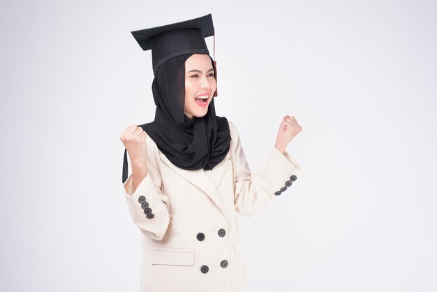 Jonge moslimvrouw afgestudeerd op witte achtergrond studio.