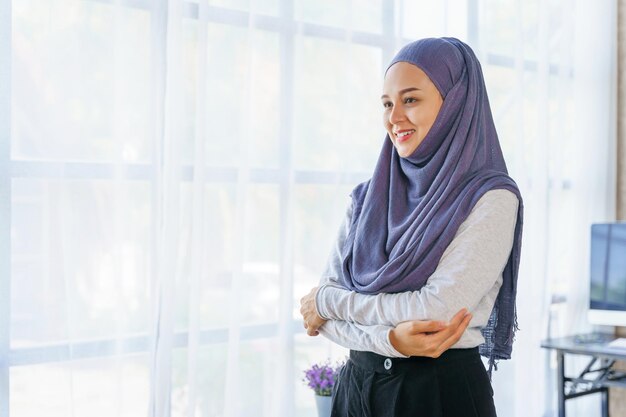 Jonge moslimvrouw die in een bedrijfskantoor werkt en hijab draagt, werkt als een startend MKB-project