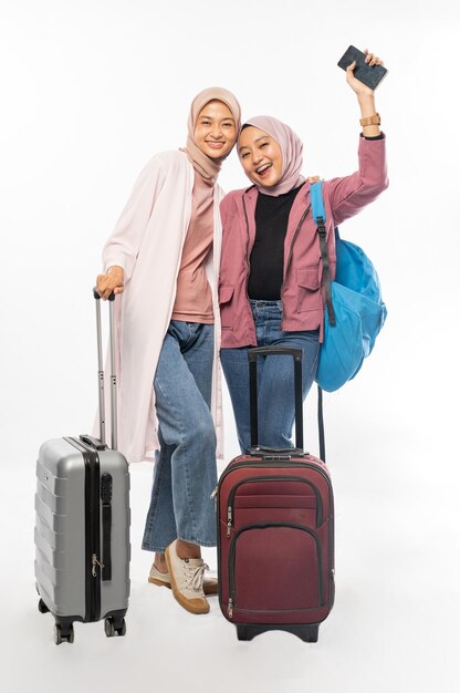 Jonge moslimvrouw klaar voor vakantie tijdens eid mubarak vakantie