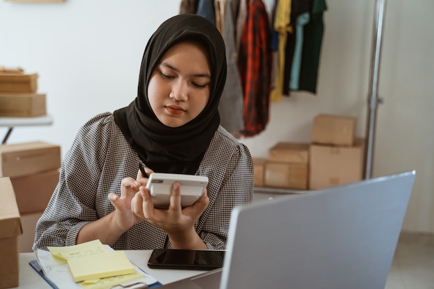 Jonge moslimvrouw met een hijab werken