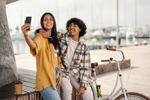 Jonge multiculturele toeristen maken selfies op een steiger en plaatsen foto's op sociale media