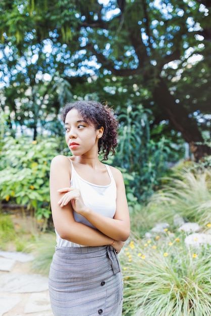 Jonge multiraciale Afro-Amerikaanse vrouw in de parkzomer