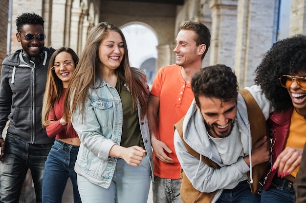 Jonge multiraciale mensen die plezier hebben buiten in de stad - Focus op het gezicht van het middelste meisje