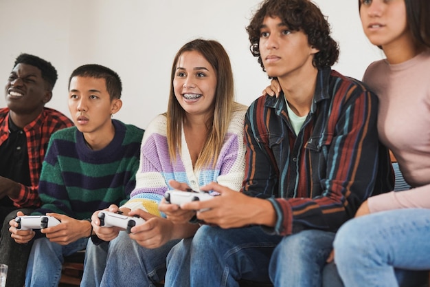 Jonge multiraciale mensen die thuis videogames spelen - Generatie z-vrienden genieten van technologie