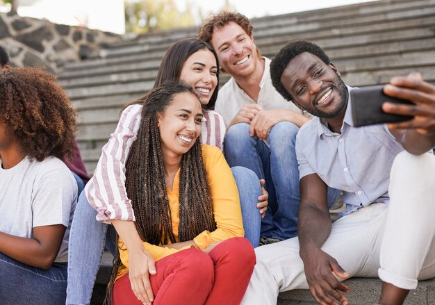 Jonge multiraciale vrienden die een selfie maken met smartphone buiten - Millennials samen in de stad