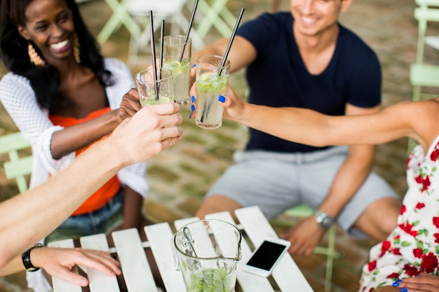 Foto jonge multiraciale vrienden in café