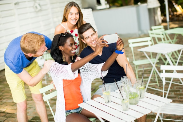 Jonge multiraciale vrienden in café