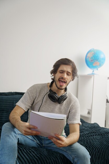 Jonge muzikant die thuis zingt