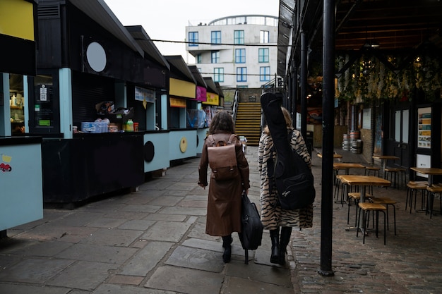 Foto jonge muzikanten zingen door de stad