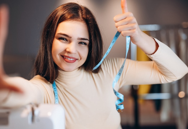 Jonge naaister vrouw selfie te nemen