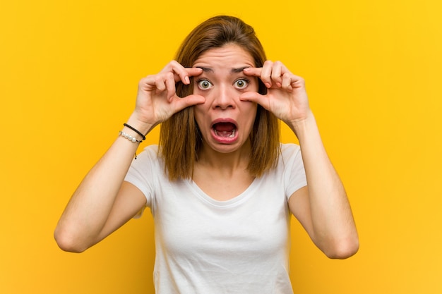 Jonge natuurlijke Kaukasische vrouw die ogen houdt geopend om een succeskans te vinden.