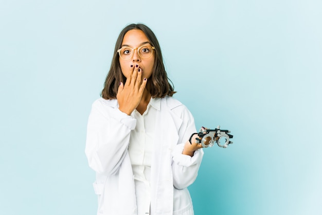 Jonge oculist Latijns-vrouw onder de indruk van het houden van kopie ruimte op palm.