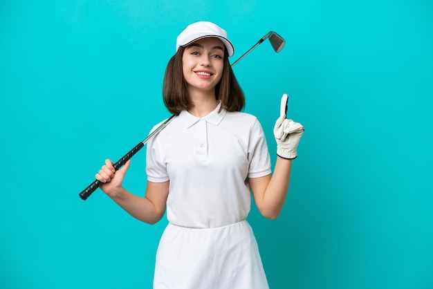 Jonge Oekraïense golfspelervrouw geïsoleerd op een blauwe achtergrond die een vinger toont en optilt in teken van de beste