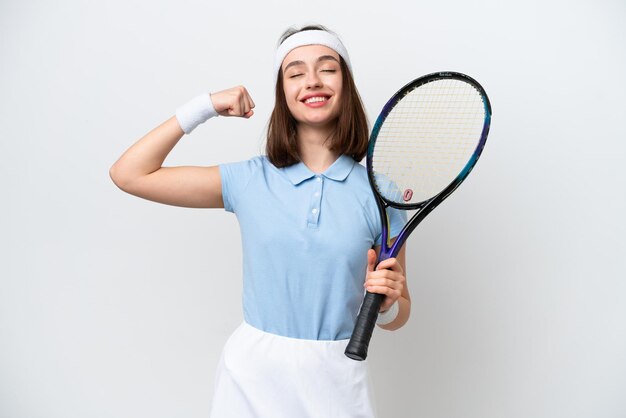 Jonge Oekraïense tennisser vrouw geïsoleerd op een witte achtergrond doen sterk gebaar