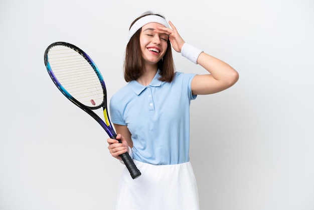 Jonge Oekraïense tennisser vrouw geïsoleerd op een witte achtergrond lacht veel