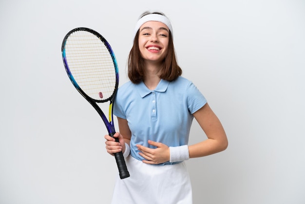 Jonge Oekraïense tennisser vrouw geïsoleerd op een witte achtergrond lacht veel