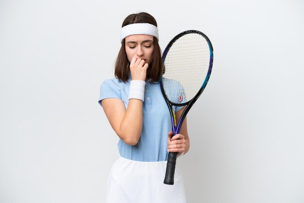 Jonge Oekraïense tennisser vrouw geïsoleerd op een witte achtergrond met twijfels