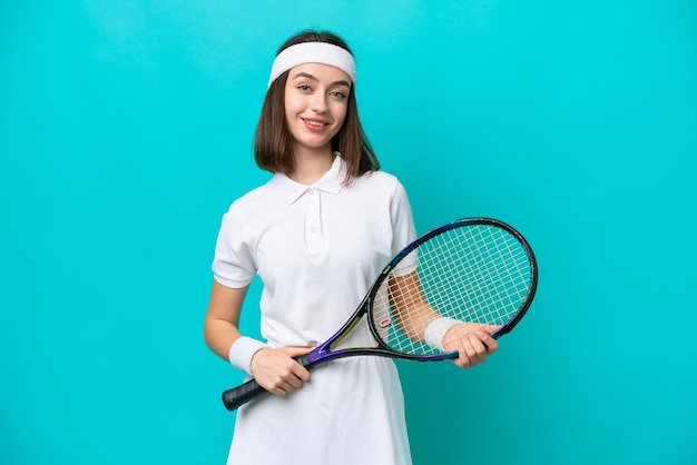 Jonge Oekraïense vrouw geïsoleerd op blauwe achtergrond tennissen