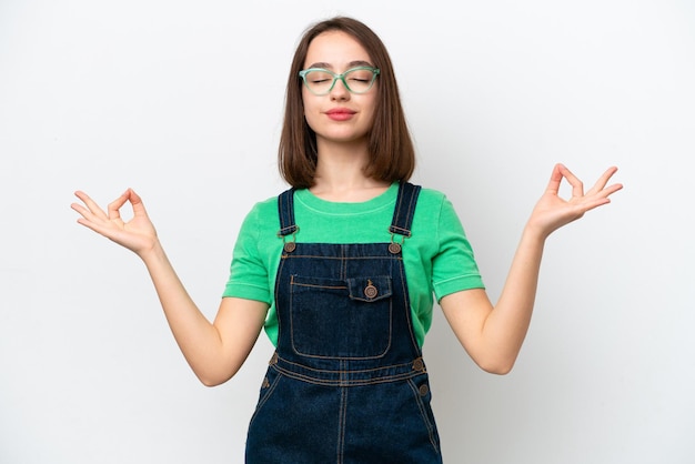 Jonge Oekraïense vrouw geïsoleerd op een witte achtergrond in zen pose